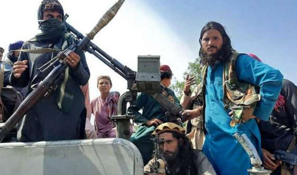 طالبان تعلق جثث 4 أشخاص متهمين بالإختطاف في ميدان عام